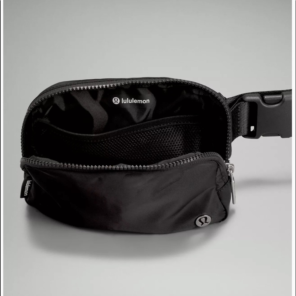 Lululemon Black & White Logo Everywhere Belt Bag Crossbody Nwt - Picture 4 of 6